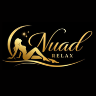 Logotipo dorado &ldquo;Nuad Relax&rdquo; con una silueta reclinada y detalles de estrellas sobre un fondo negro.