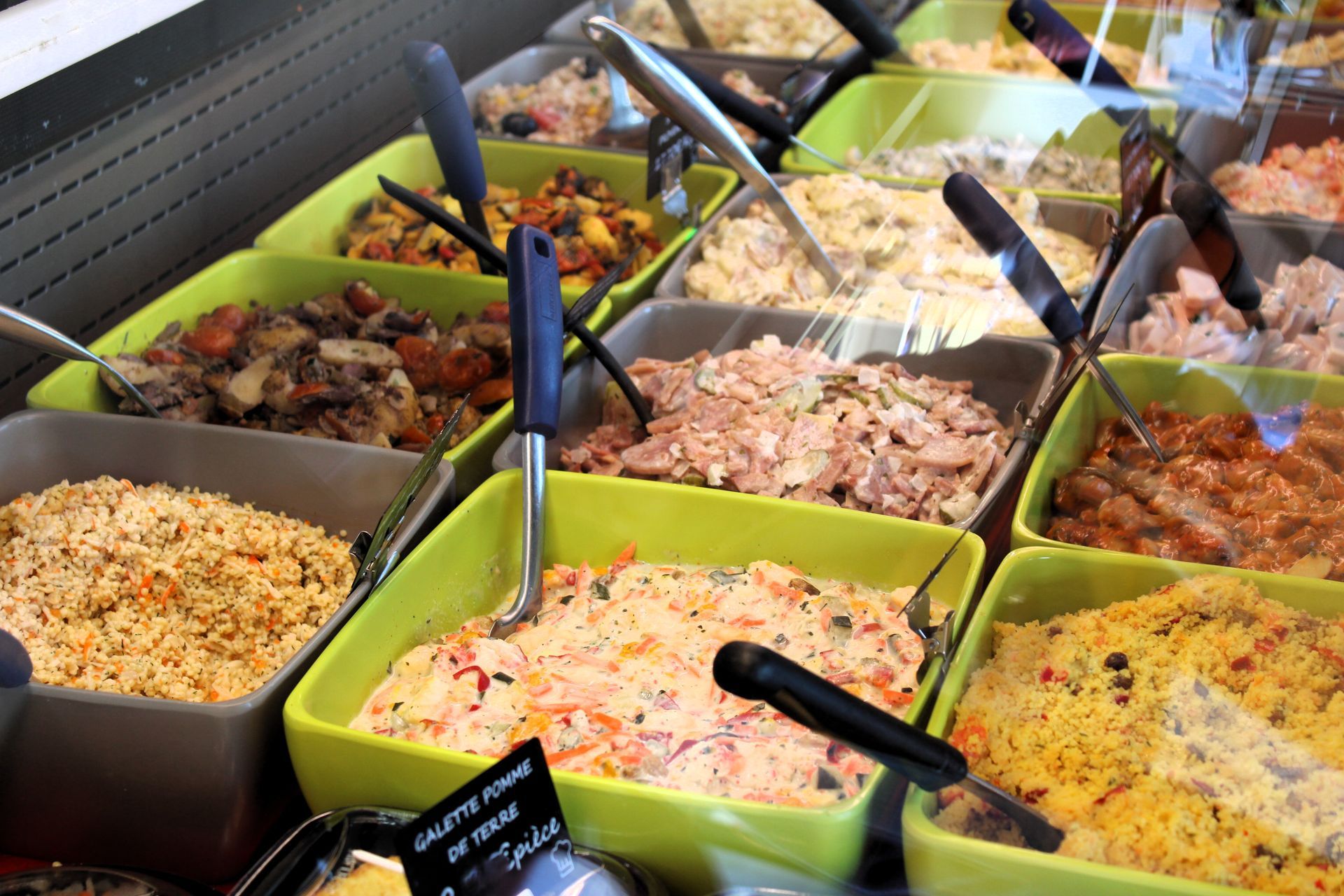 Vitrine de plats préparés traiteurs.