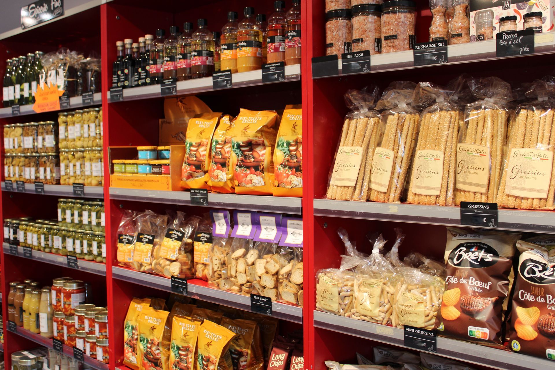 Rayonnage de produits alimentaires et épicerie fine.