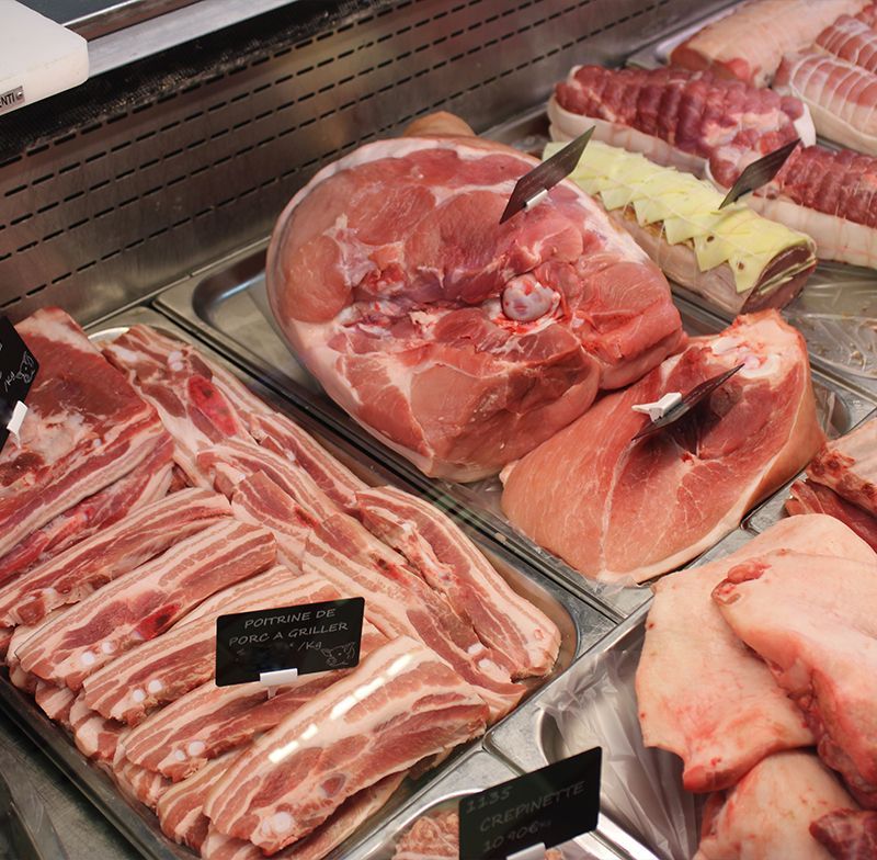 Présentation de la vitrine avec différentes pièces de viandes et de plats préparés.