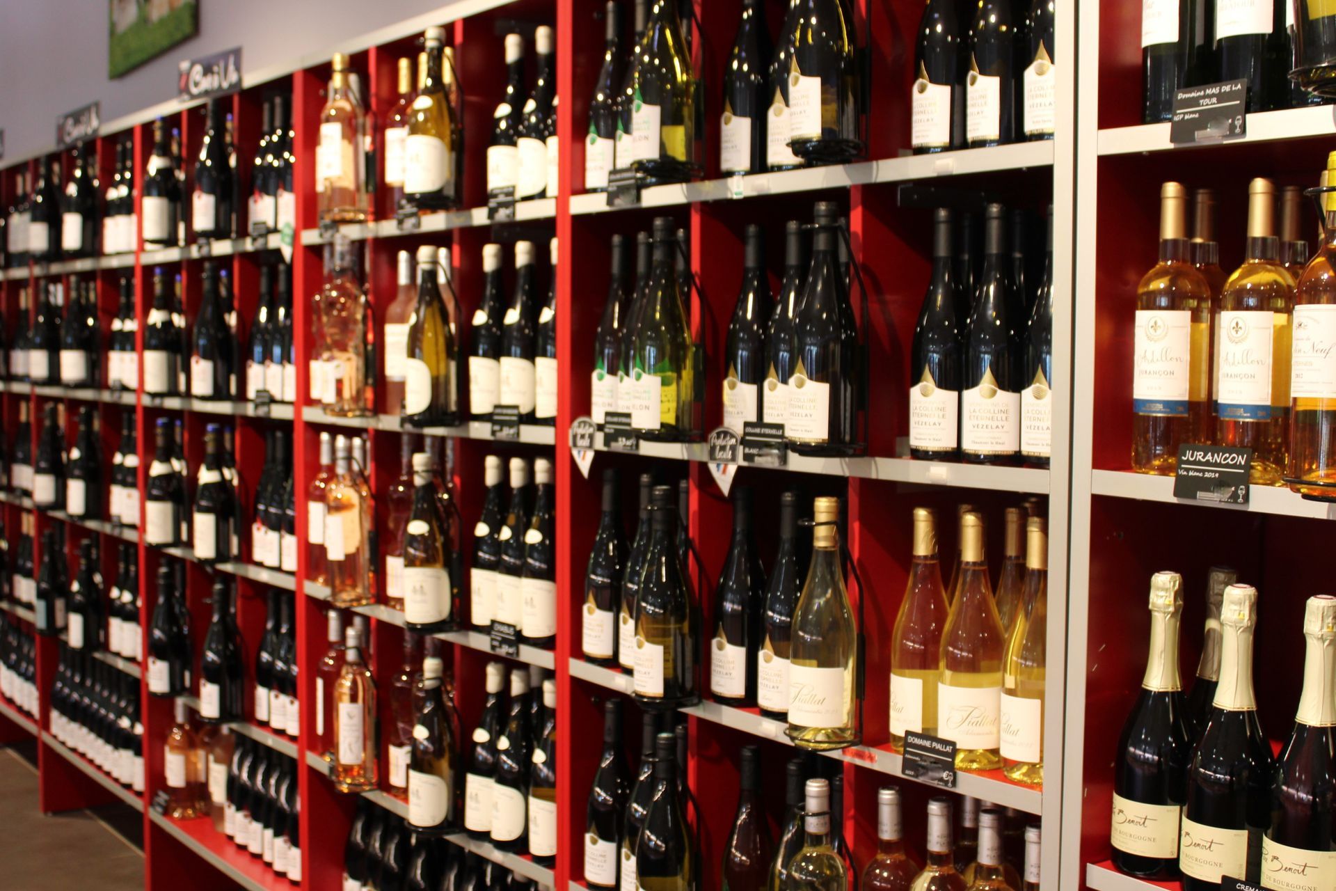 Rayonnages de vins et spiritueux.