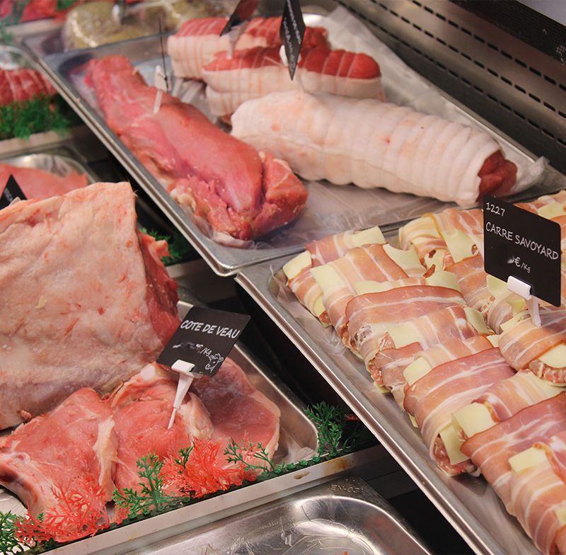 Présentation de la vitrine avec différentes pièces de viandes et de plats préparés.