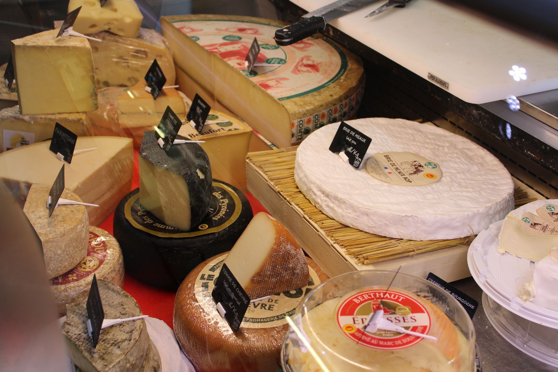 Vitrine de fromages avec un grand choix.