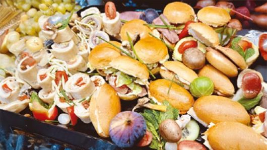 Petit pain fourré, roulé, toast.