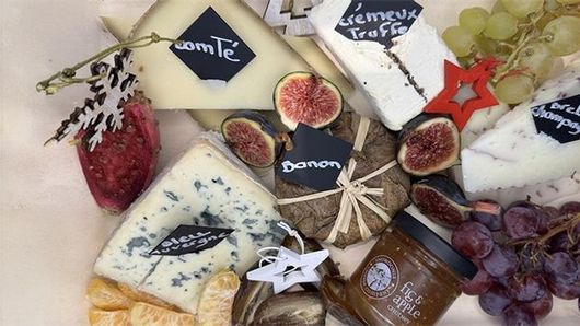 Présentation d’un plateau de fromages.