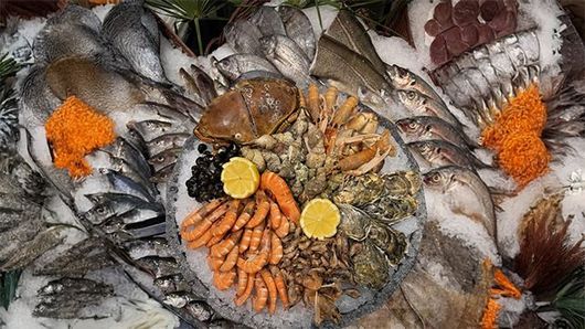 Présentation d’un plateau de fruits de mer.