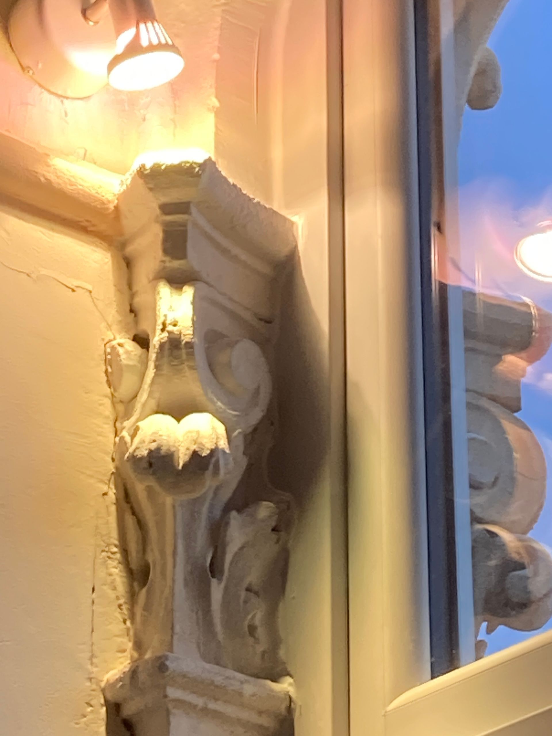 Une moulure et une fenêtre