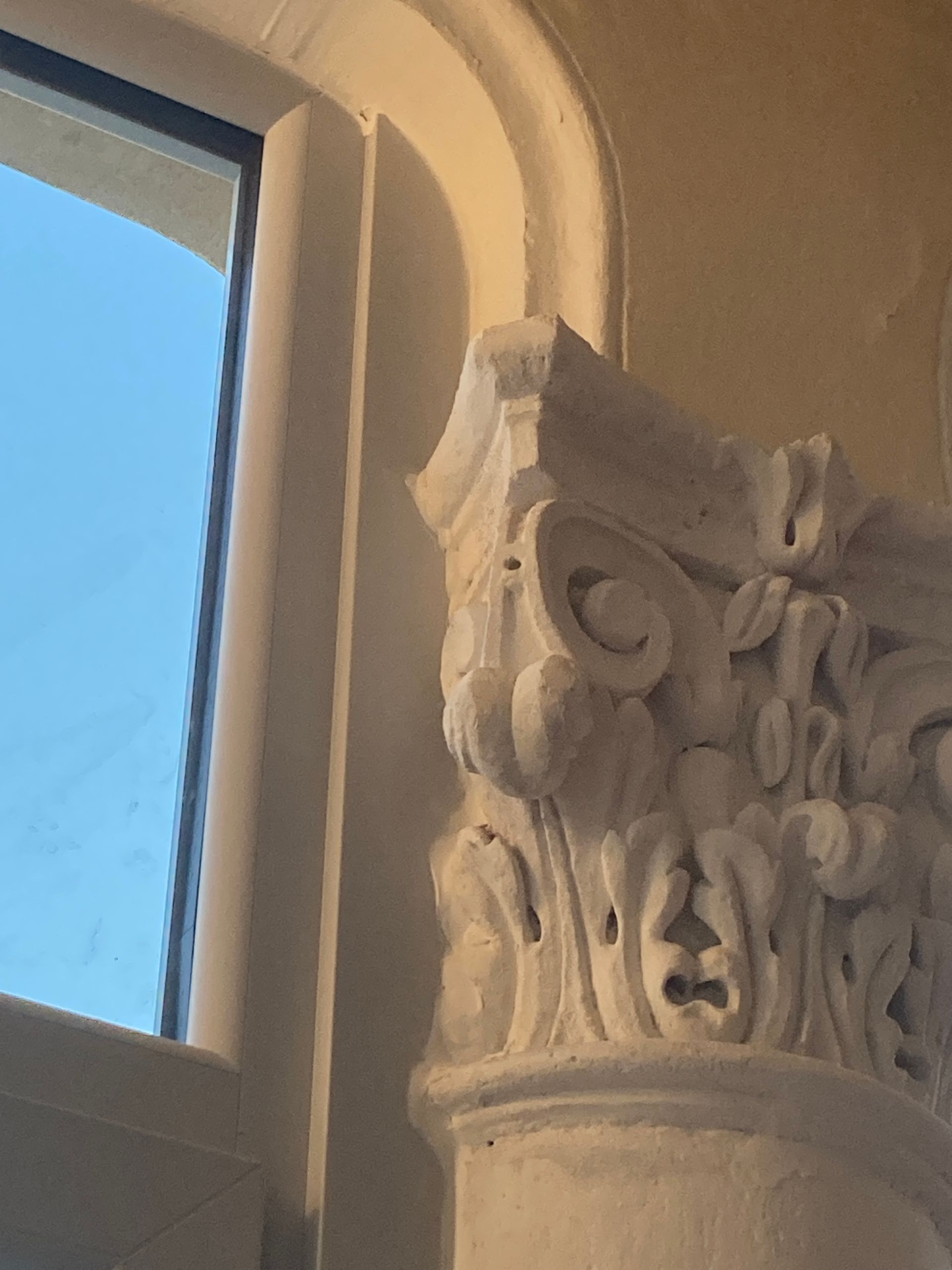 Moulure et fenêtre après rénovation