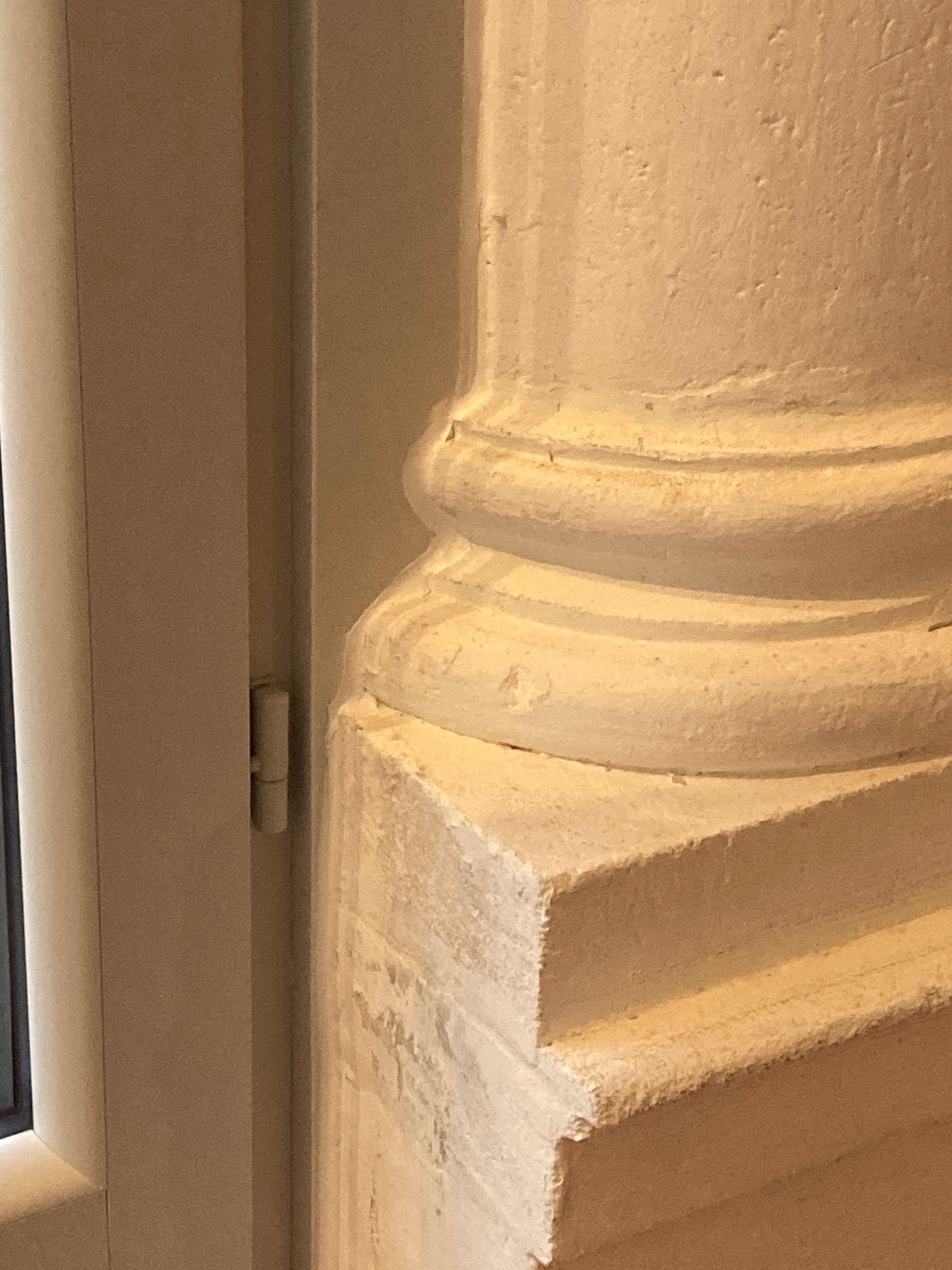 Colonne et fenêtre pvc