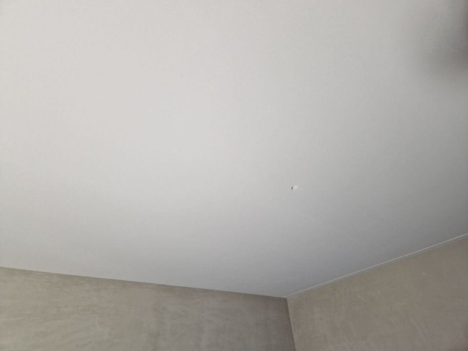 Eine Nahaufnahme einer weissen Decke in einem Raum. Foto von der Vini-Bau GmbH.
