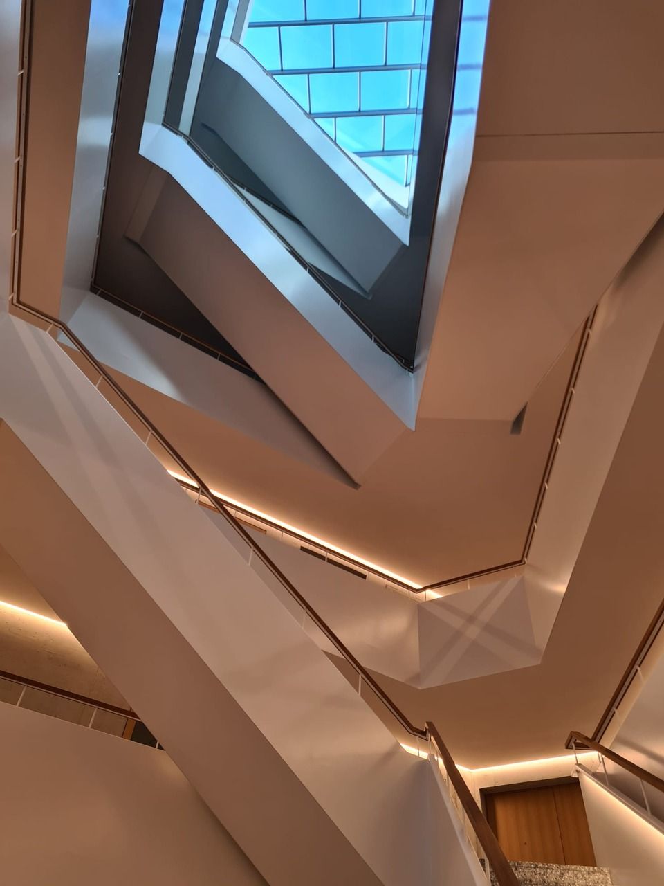 Blick nach oben zur Decke eines Gebäudes. Foto von der Vini-Bau GmbH.
