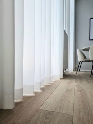 Parquet en bois avec une tenture blanche