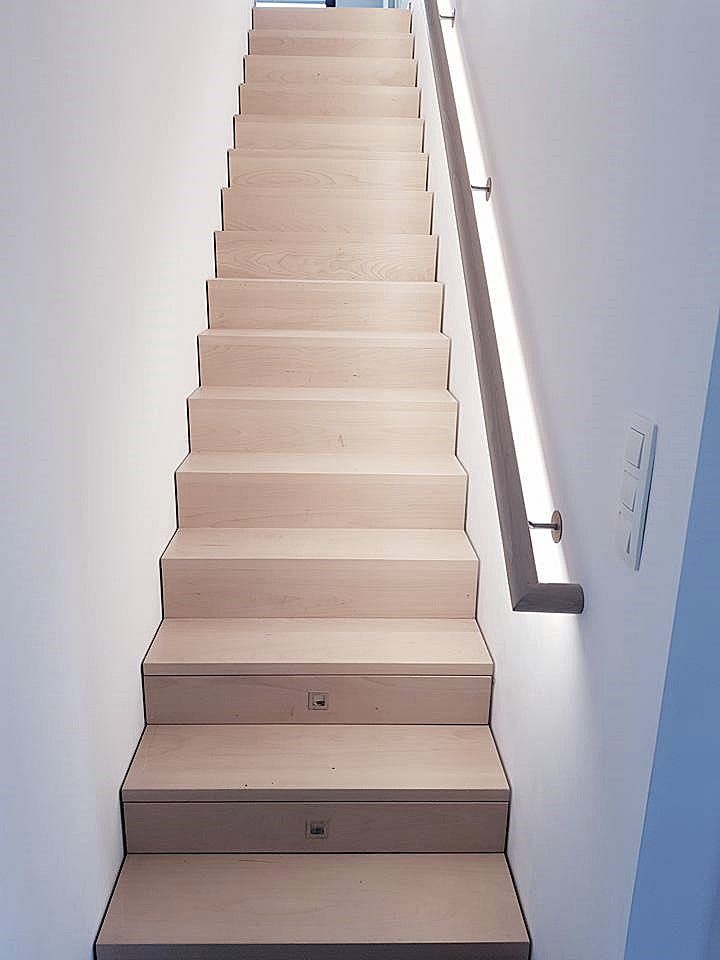 Escalier en bois avec rampe éclairée par des lumières LED.