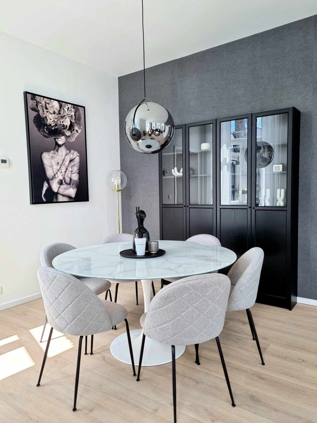 Salle à manger avec armoire buffet noir