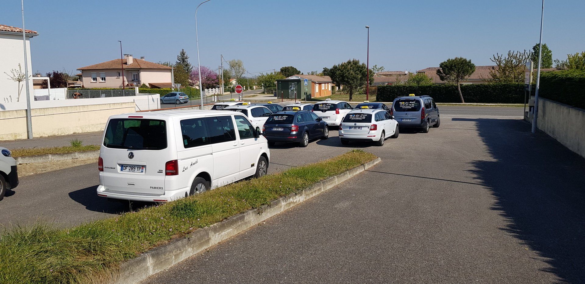 Voiture blanche avec 9 places