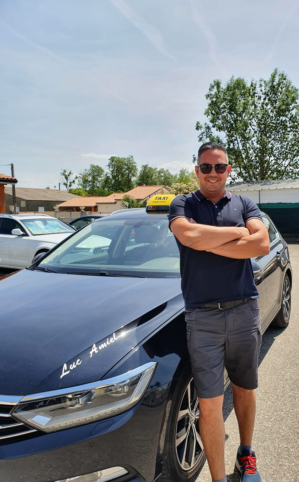 Chauffeur à côté d'une voiture noire
