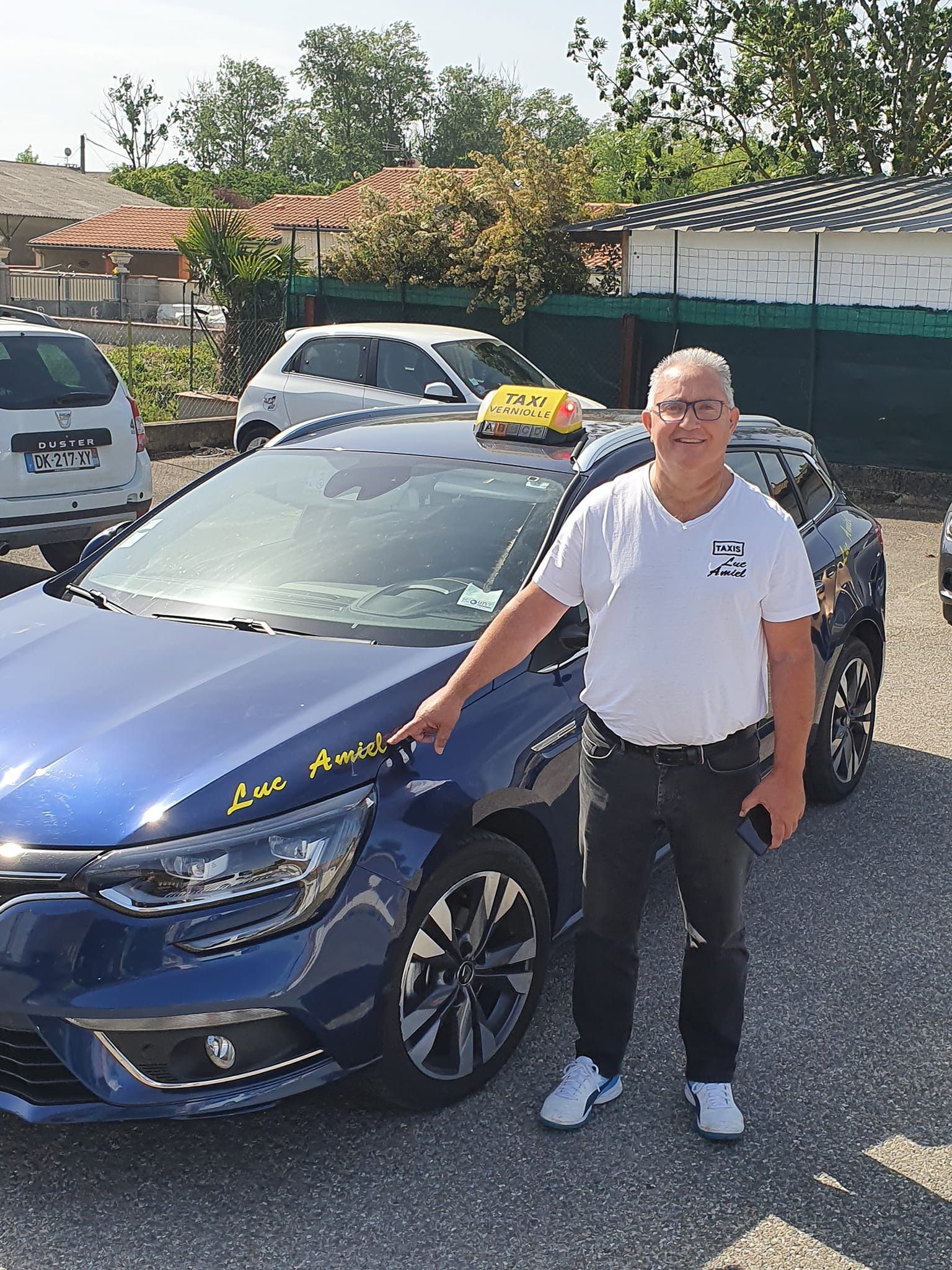 Homme pointant l'inscription Luc Amiel