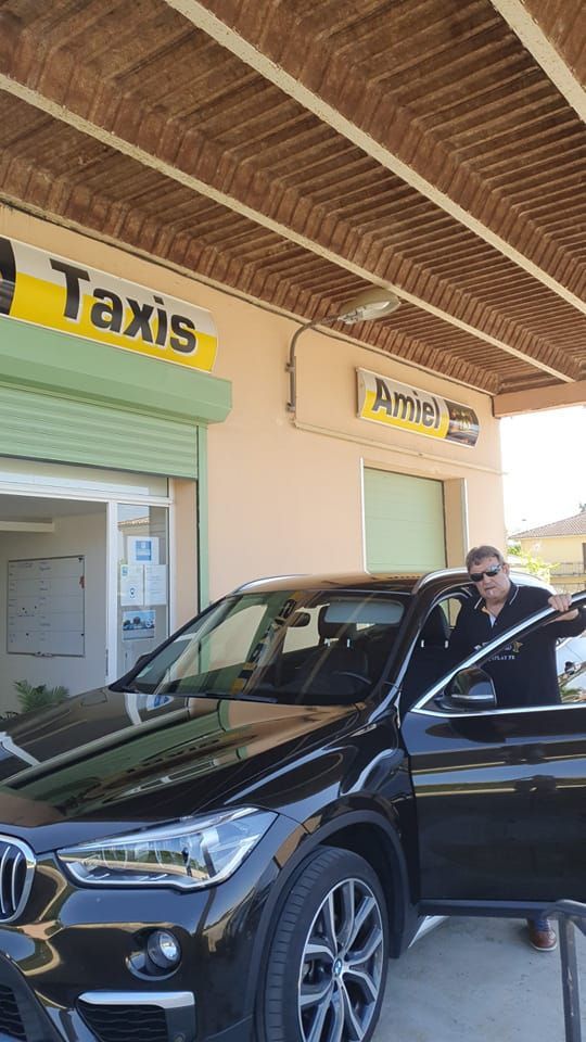 Taxi sous l'inscription Taxis Amiel