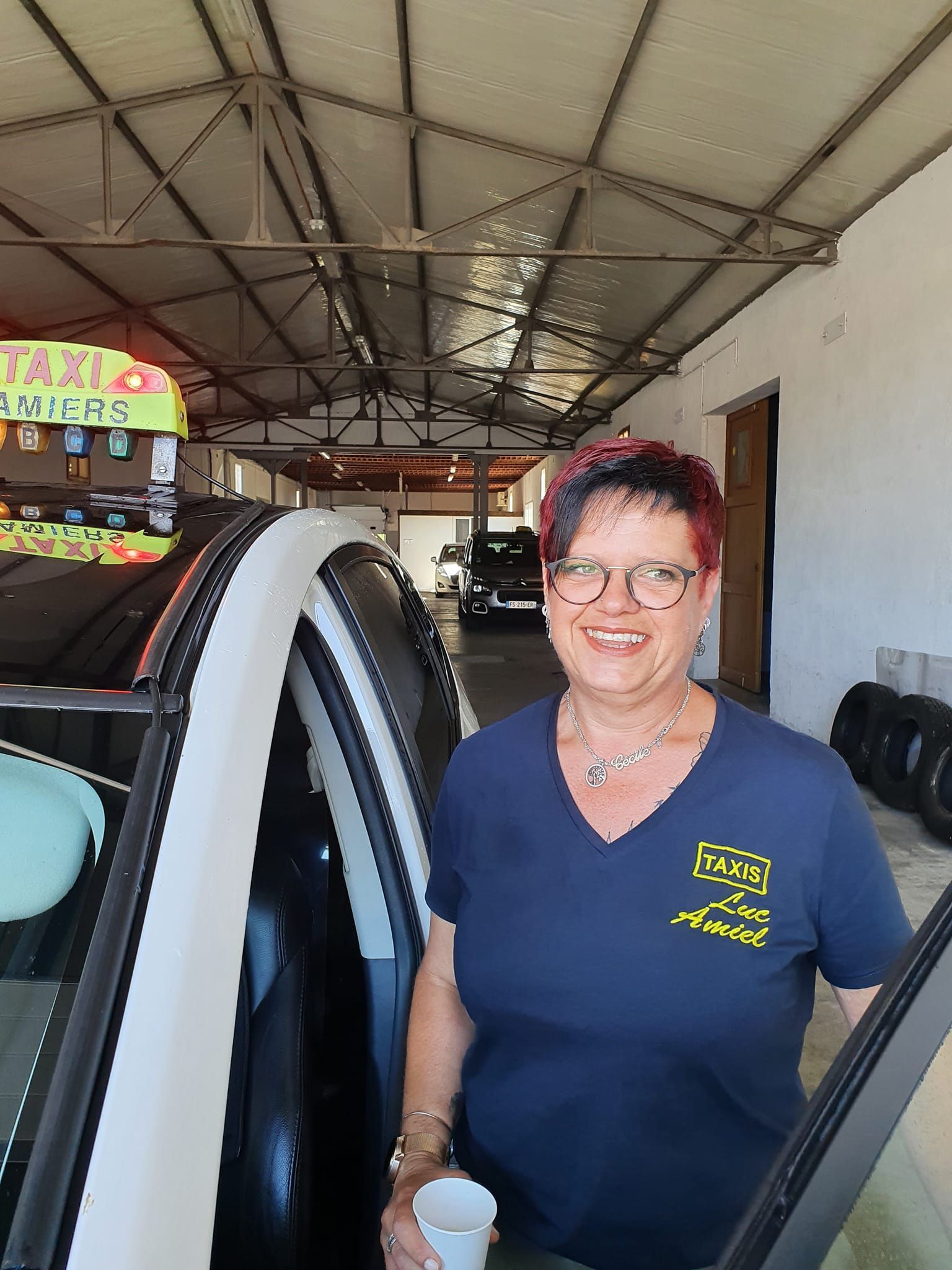 Femme rentrant dans un taxi blanc