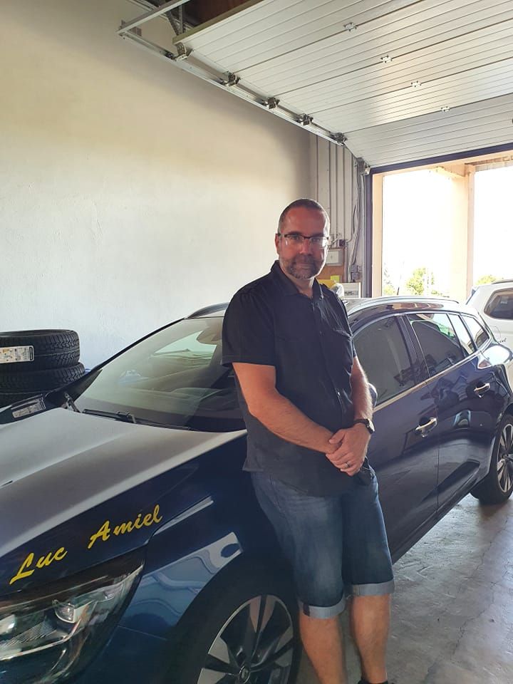 Homme adossé à un taxi de Luc Amiel