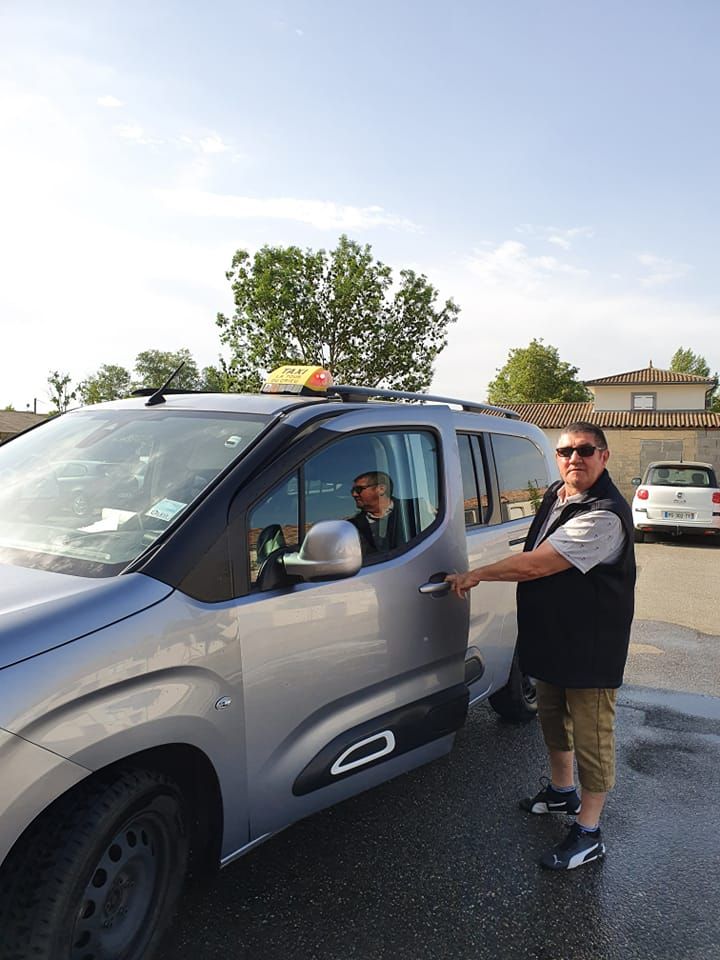 Homme rentrant dans un taxi gris