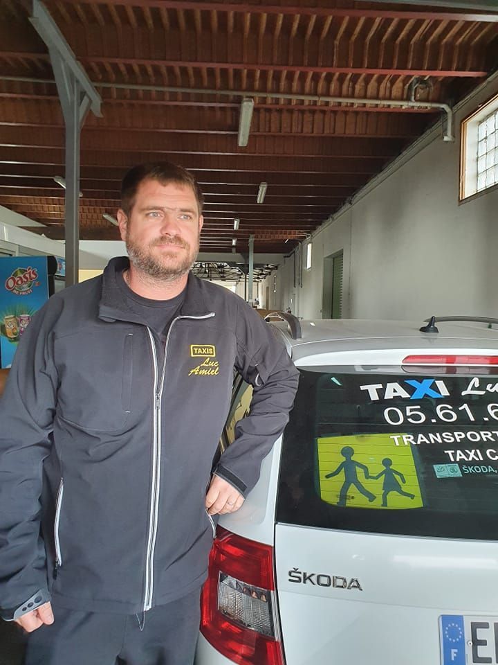 Homme en combinaison grise