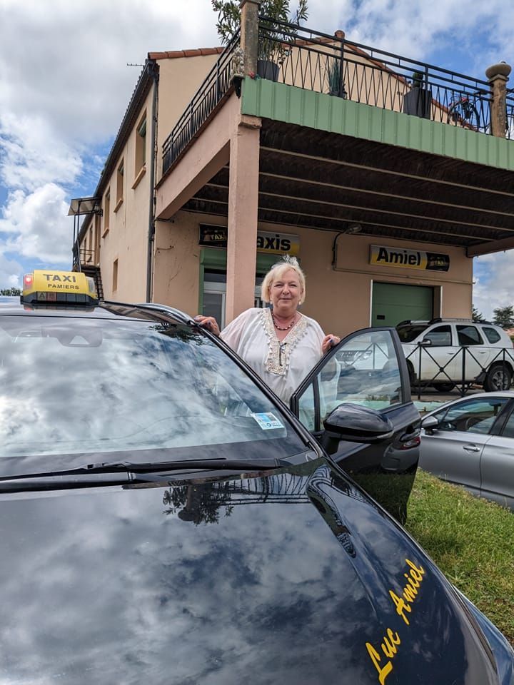 Chauffeuse sortant d'une voiture noire