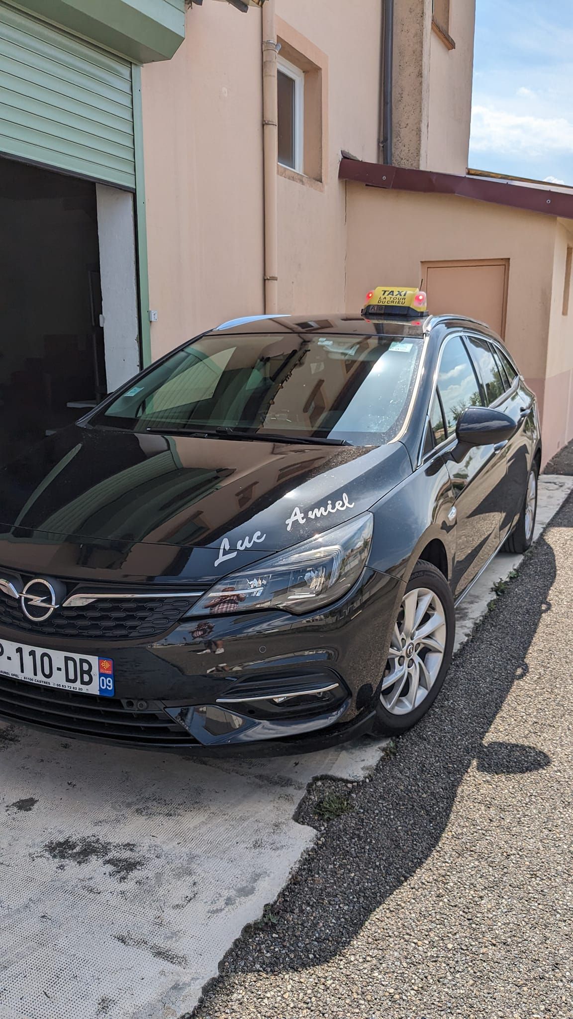 Voiture noire floquée Luc Amiel