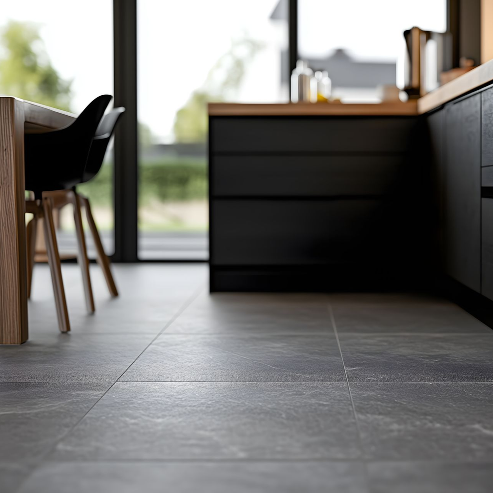 Une cuisine spacieuse et élégante avec un grand îlot en marbre blanc.