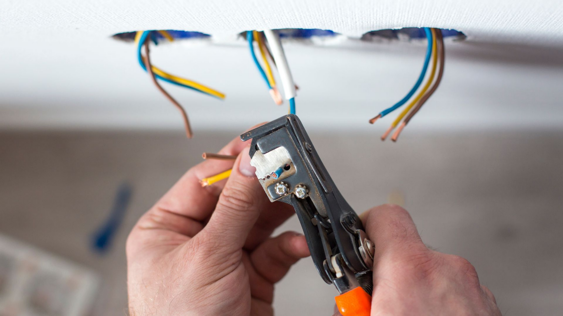 Un ouvrier installe des prises électriques