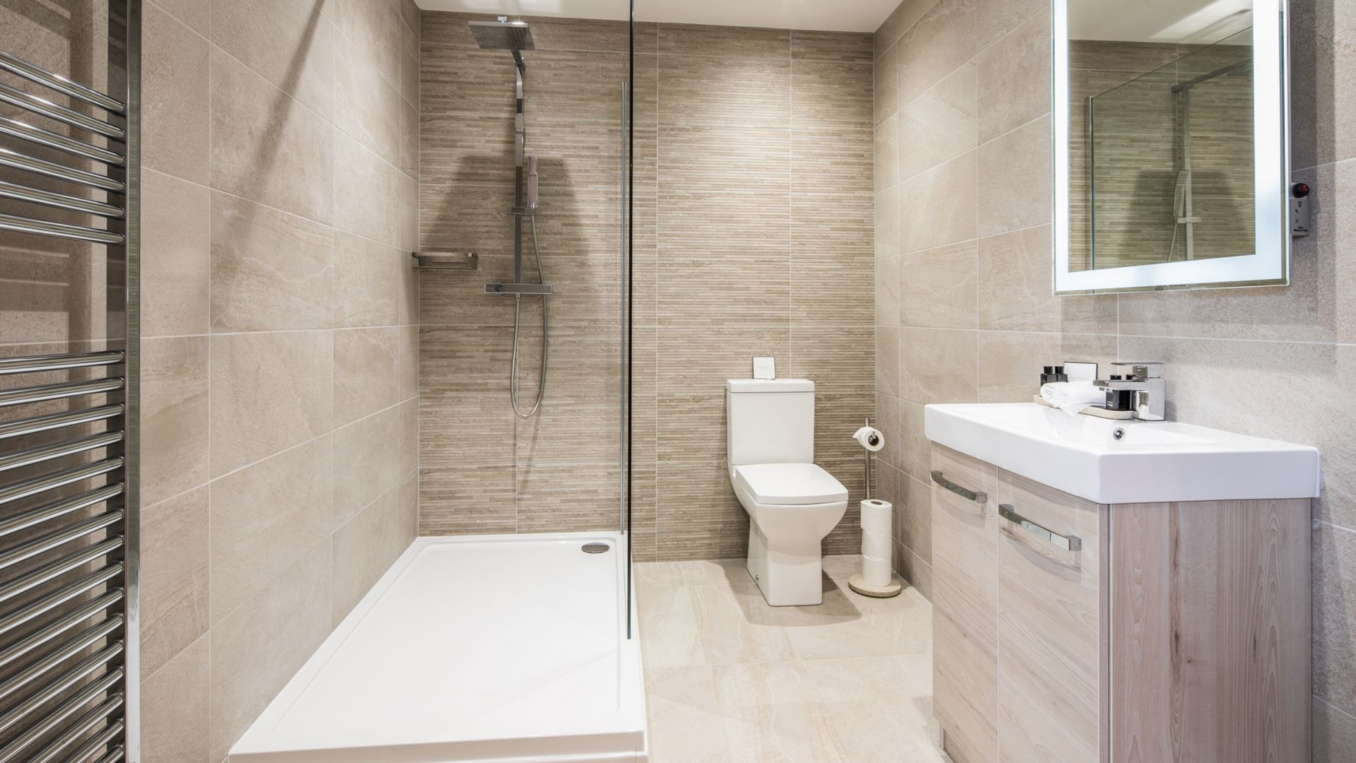 Salle de bains avec de la faience sur les murs