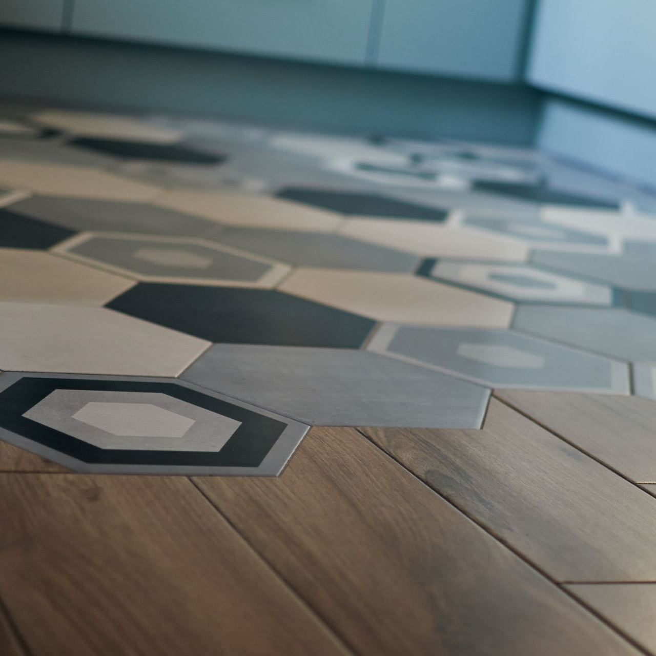 Six pots de peinture ouverts sont disposés à côté d'un éventail d'échantillons de peinture.