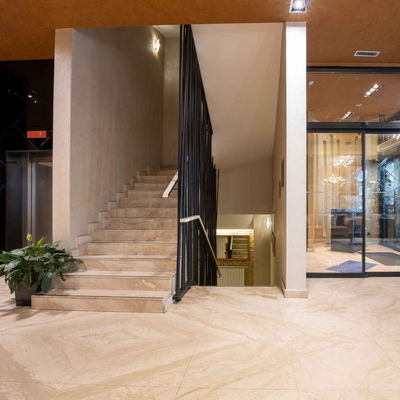 Intérieur moderne avec un escalier en pierre à rampes noires.