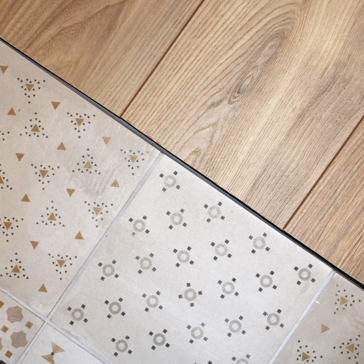 Carrelage avec des motifs sur une moitié et sur l'autre moitié carrelage imitation bois