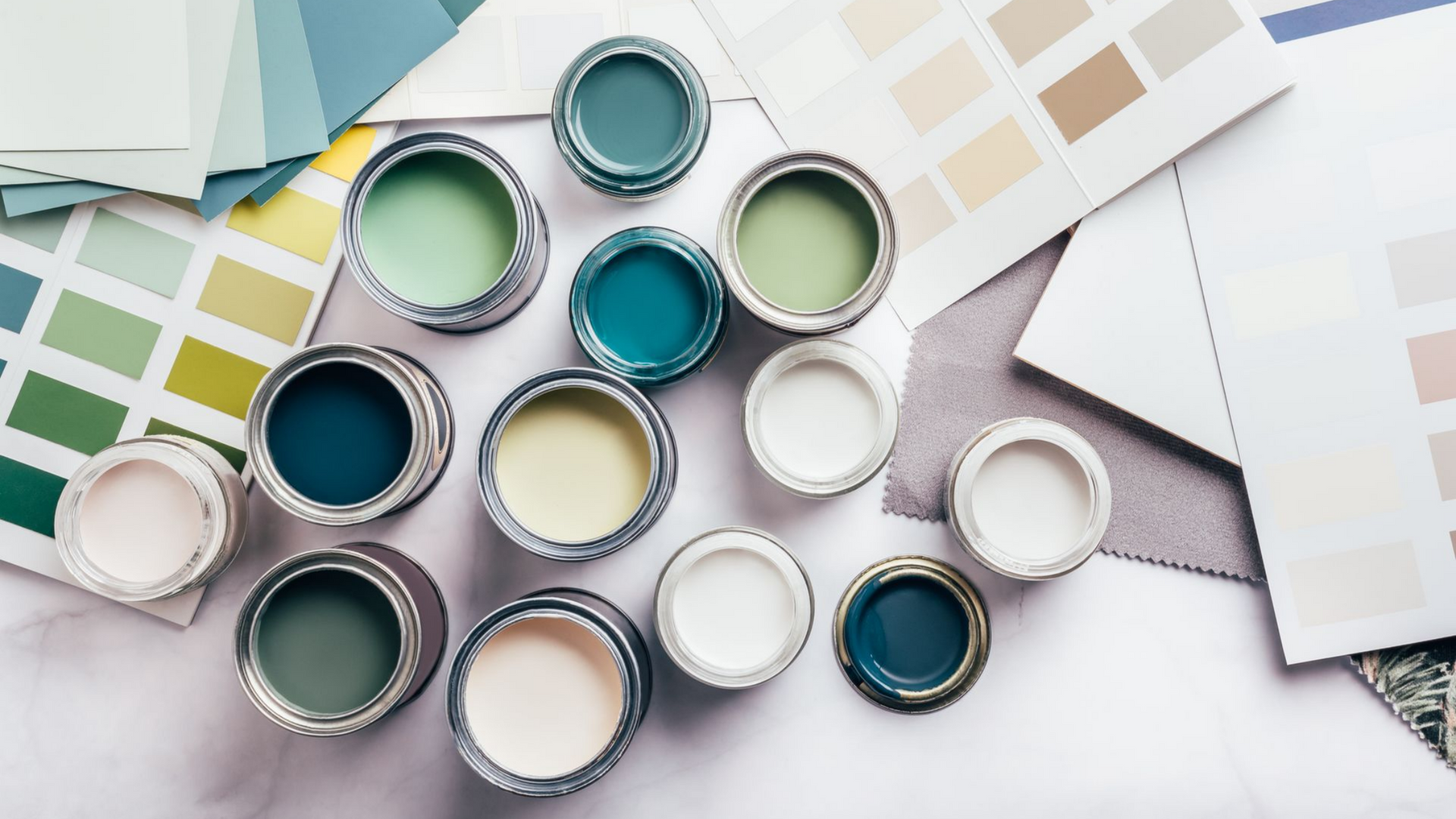 Pot de peinture de différentes couleurs avec un nuancier