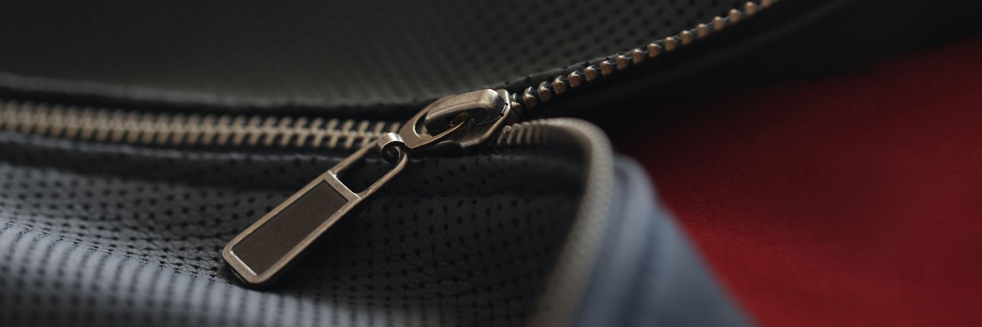 Un gros plan d'une fermeture éclair sur un sac en cuir.