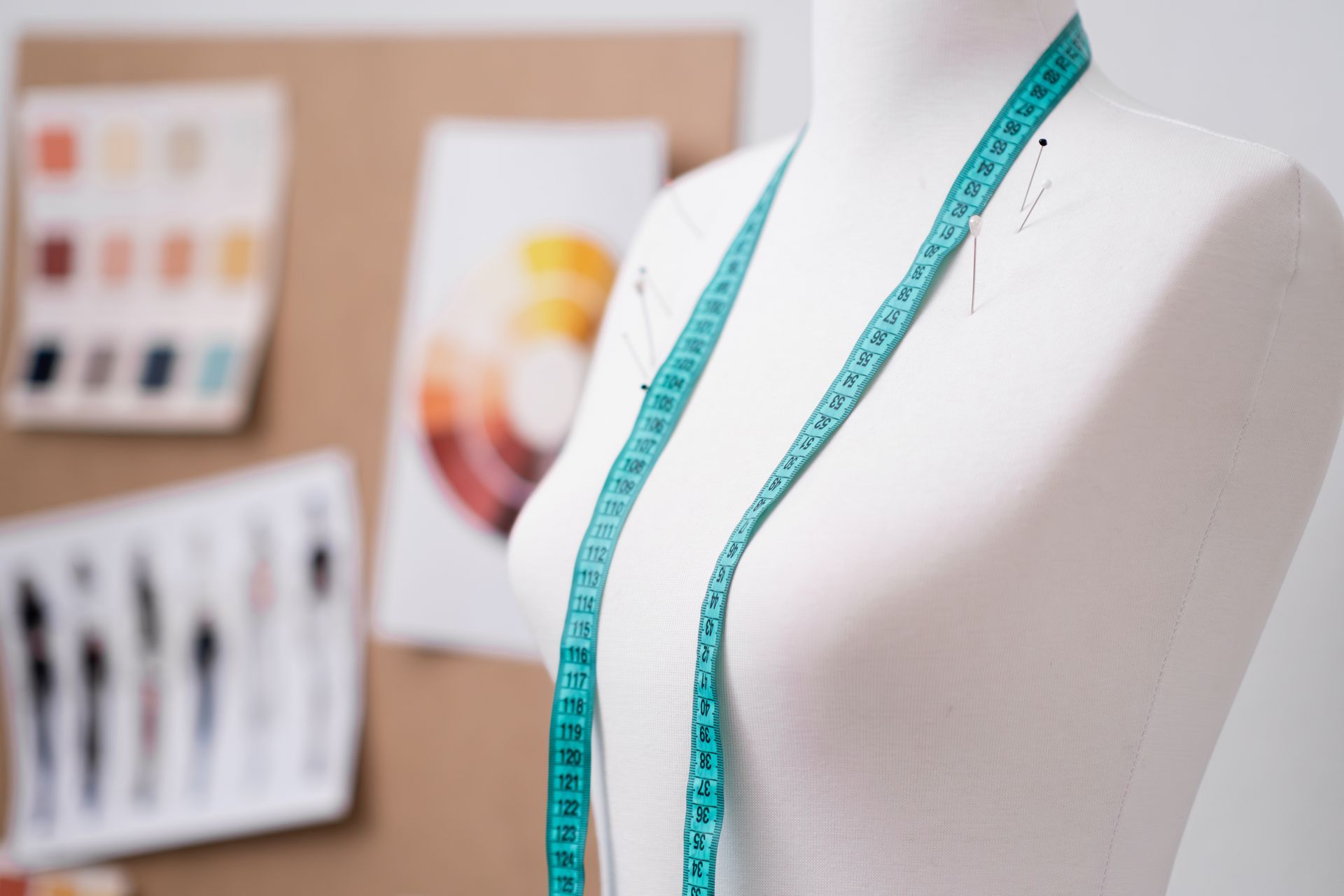 Une personne utilise une machine à coudre pour coudre un morceau de tissu.