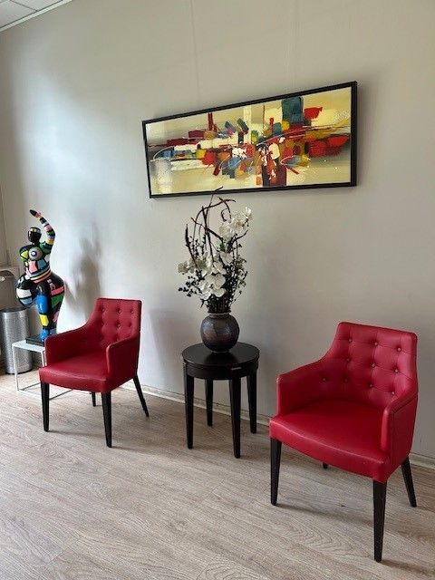 Les fauteuils rouges de la résidence