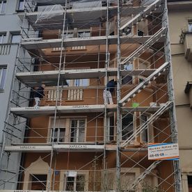 Ein Gebäude wird umgebaut und ist von einem Gerüst umgeben.