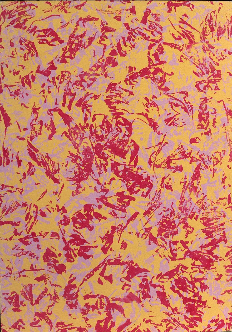 Eine Nahaufnahme eines rosa und gelben Gemäldes an einer Wand.