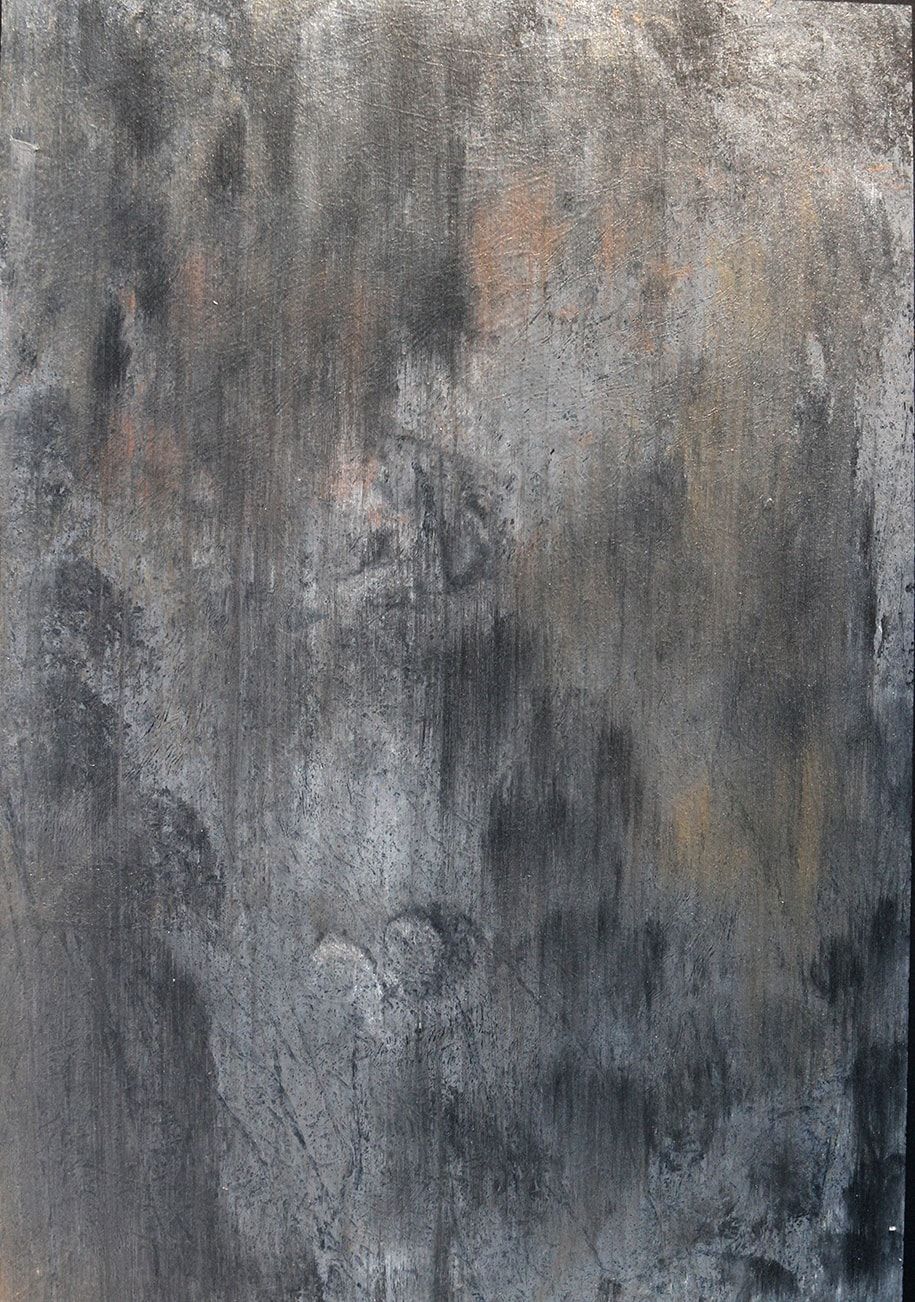 Eine Nahaufnahme einer grauen und braunen Betonwand.