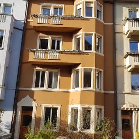 Ein großes Gebäude mit vielen Fenstern und Balkonen