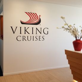 Eine weiße Wand mit einem Viking Cruises-Logo darauf