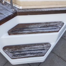 Eine Nahaufnahme einer Bootstreppe aus Holz und Kunststoff.