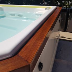 Ein Whirlpool mit Holzleiste und weißem Rand