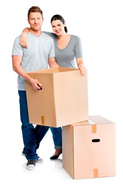 Pareja llevando cajas de mudanza, sonriendo, fondo blanco.
