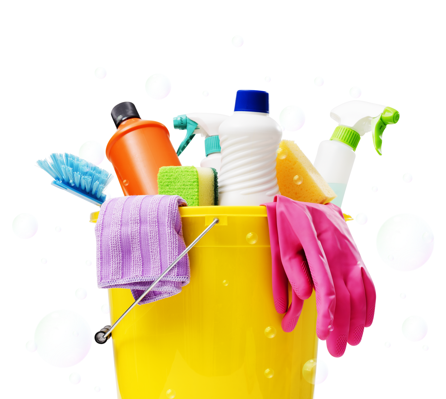Produits de nettoyage dans un seau jaune, comprenant des sprays, des gants, des brosses et des chiffons.