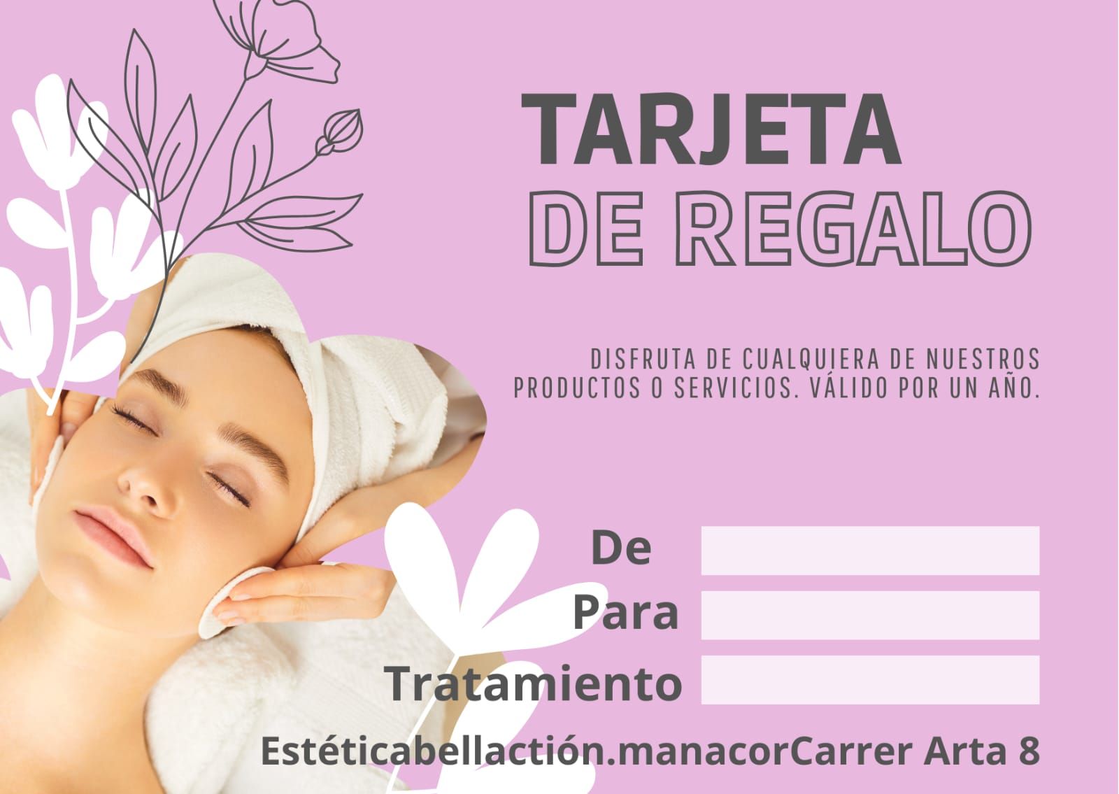 Tarjeta de regalo de Estéticabellactión. Una mujer con una toalla en la cabeza se está haciendo un tratamiento facial. Fondo lavanda con detalles florales blancos y texto en gris oscuro.