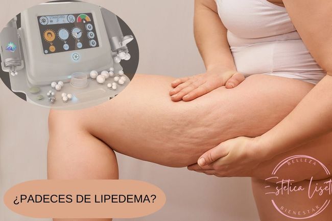 Una mujer recibe un tratamiento láser facial con una esteticista enmascarada en una clínica bien iluminada. El dispositivo láser emite una luz roja.