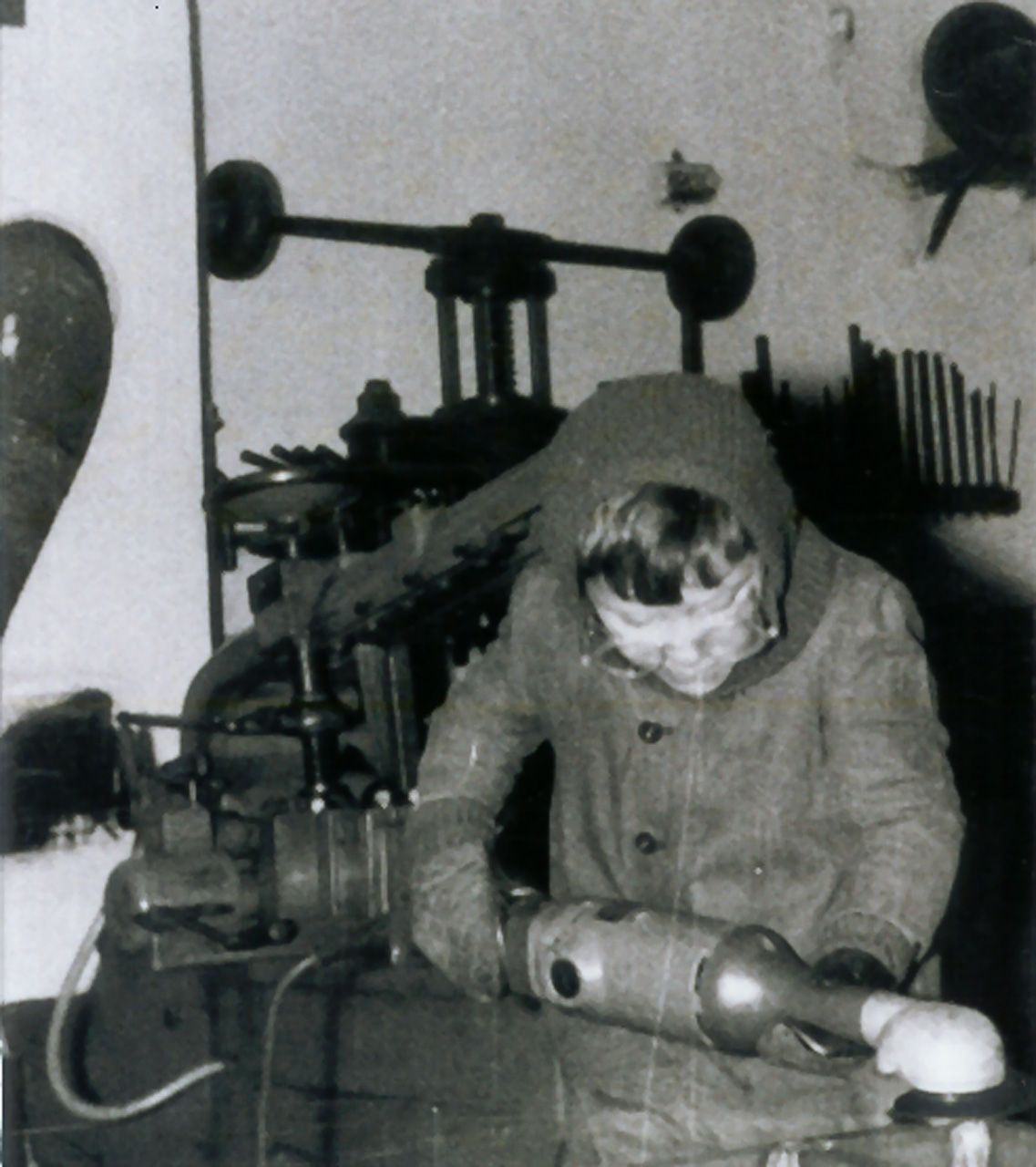 Lorenz Gruber als Kind Kind in der Werkstatt